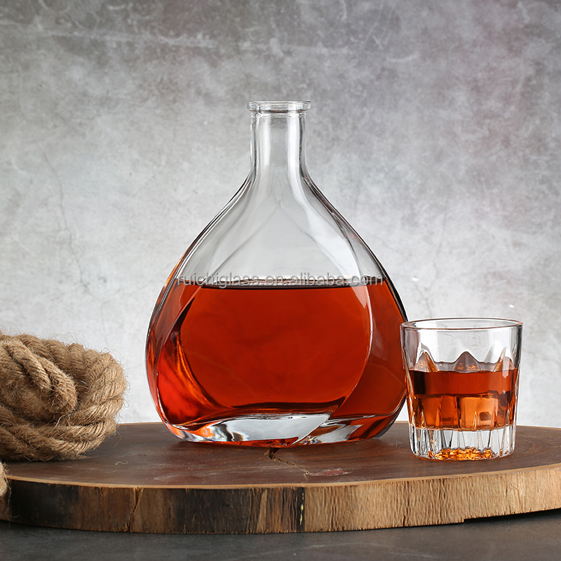 Customized 500ml 700ml 750ml Empty Whisky Vodka Liquor Glass Bottle with High Capacity