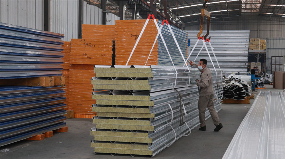 Heat Insulation Fireproof Rock Wool Sandwich Panel Roof Panel For Prefabricated House