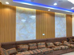China Laminated Wpc Indoor Wall Panel Water Resistant 15cmx26mmx3m factory