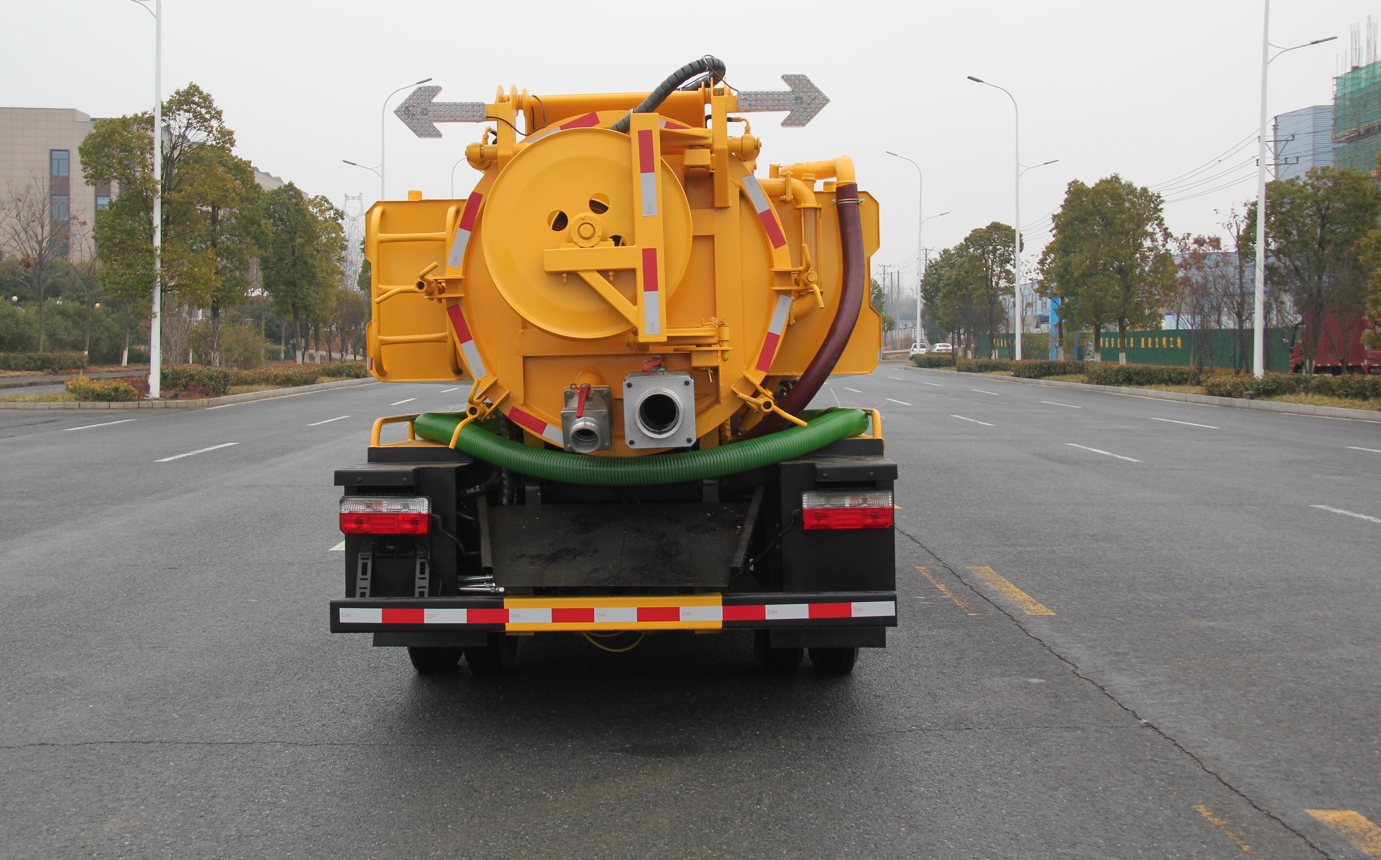 Manual Transmission Type Septic Suction Truck 4x2 Dirt Suction Truck
