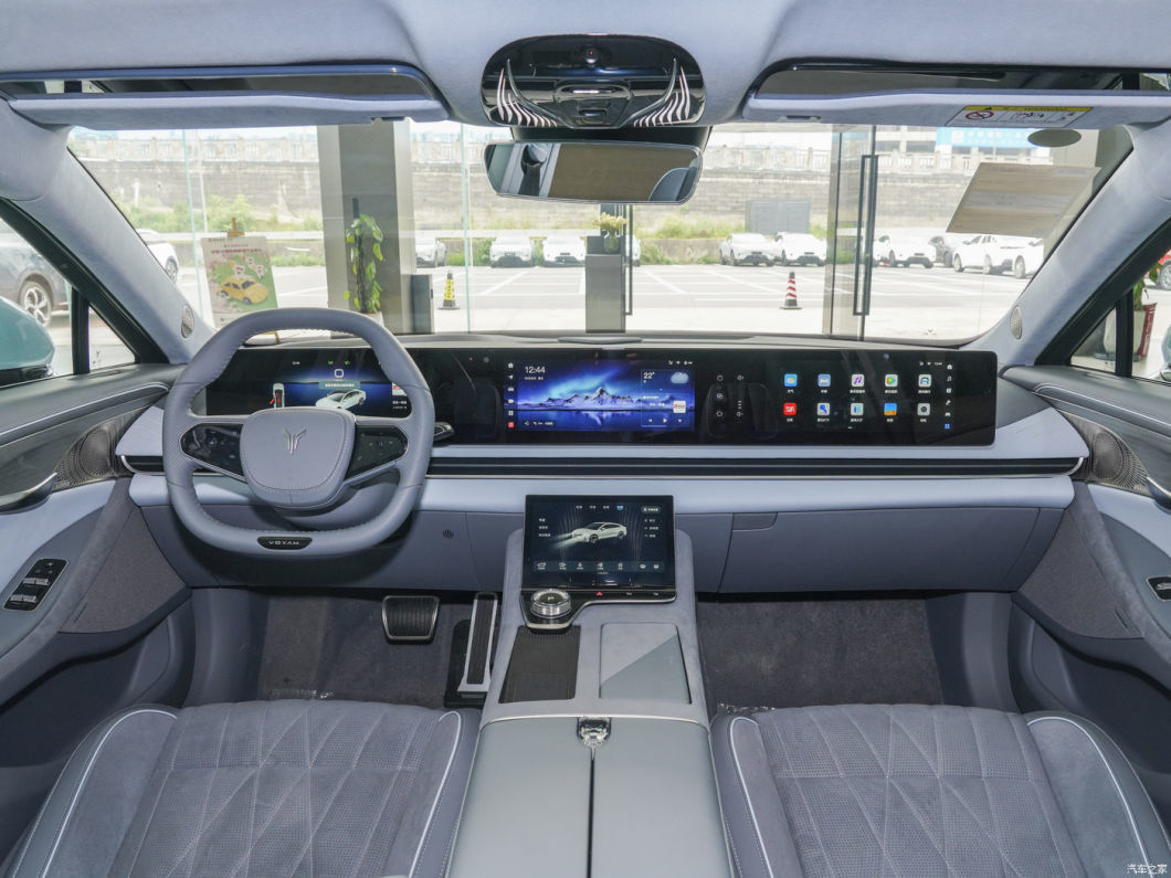 Long Range Voyah Passion Hybrid Light Electric New Energy Vehicle