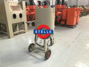 China 100L 200L 300L Portable Sandblaster Cabinet / Dry Sand Blasting Machine factory
