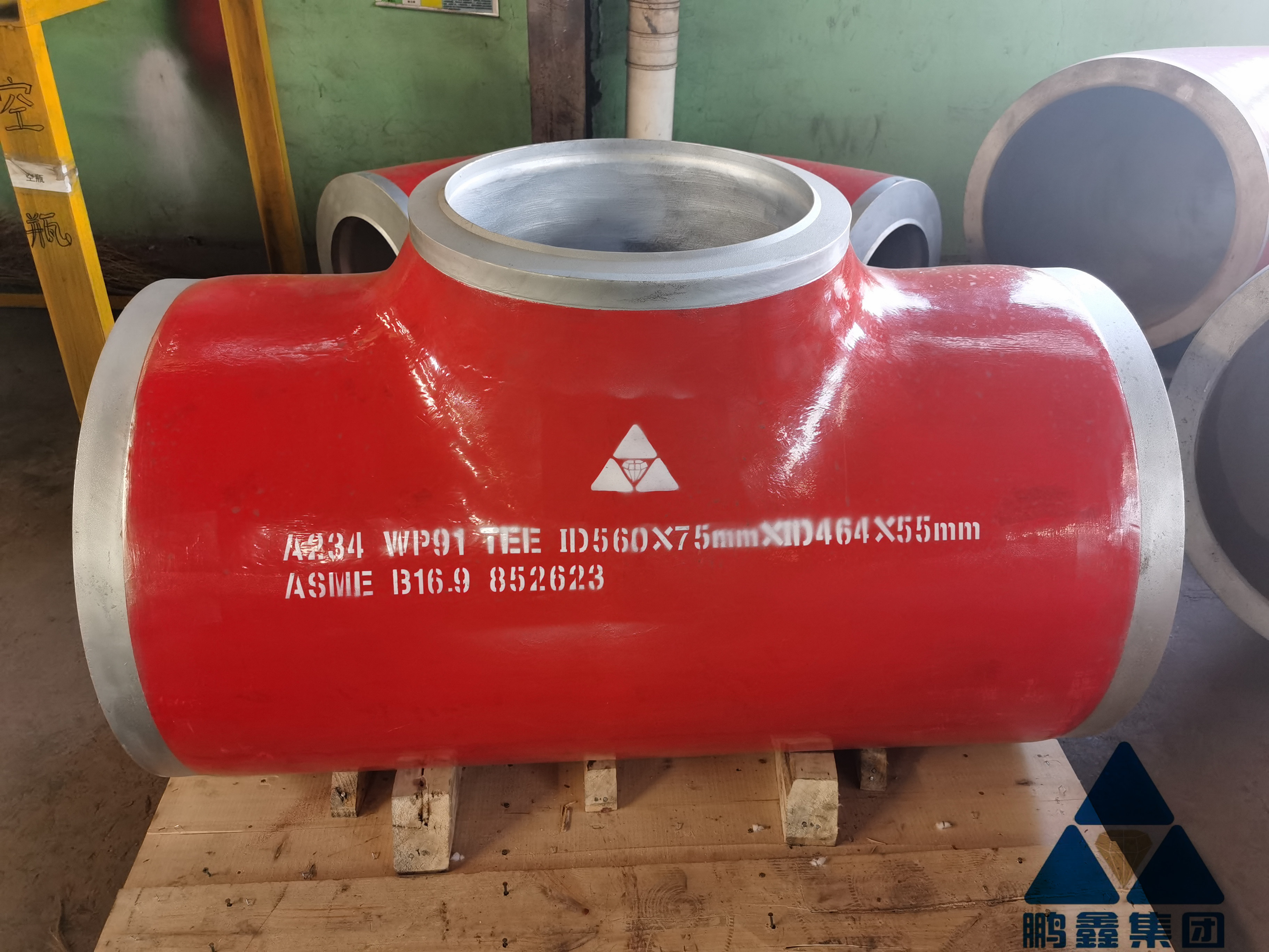 Red ASME B16.9 A234 WP91 Unequal Tee Threaded Reducing Tee 560x75mm