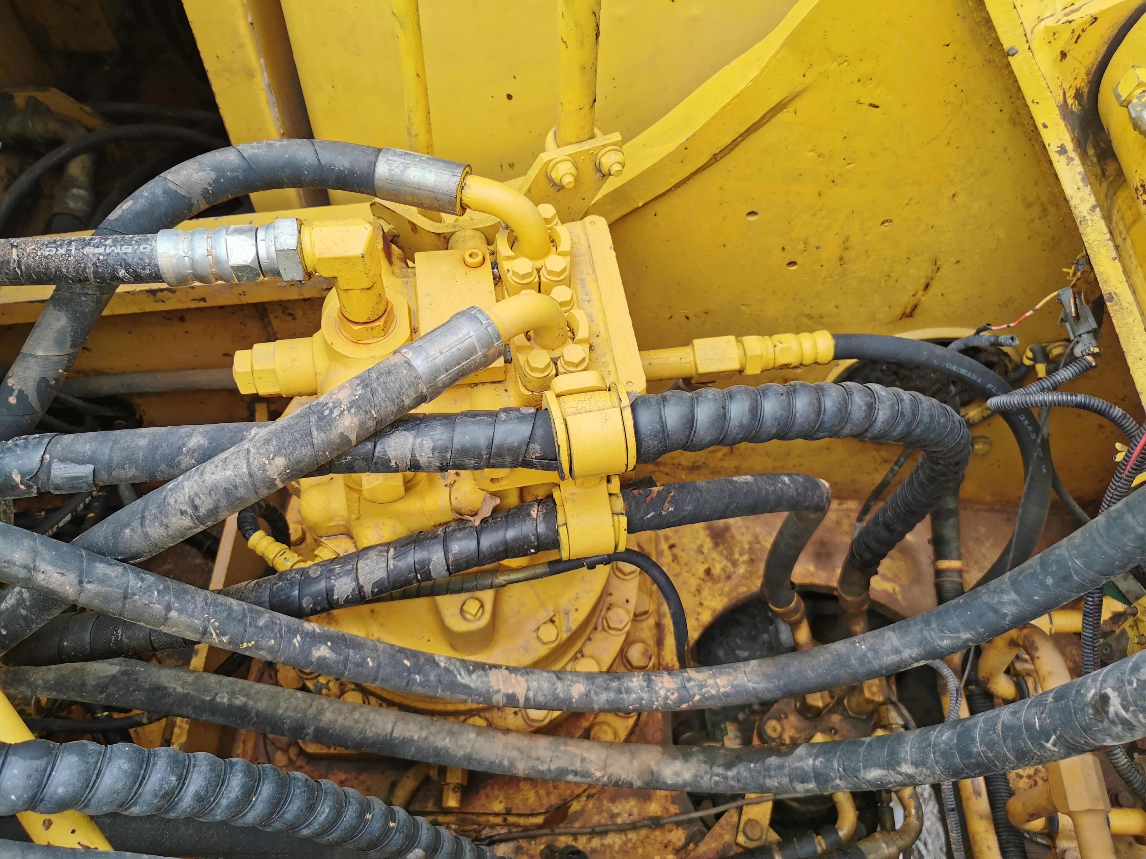 Used Komatsu PC200 Crawler Excavator with 0.8m3 Bucket Capacity and Original Color