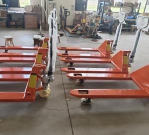 China Smooth Maneuverability 2500kg Manual Hand Pallet Truck with Nylon Wheels on sale