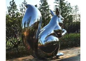 China Custom Adorable Animal Sculpture Artists , Squirrel Sculpture For Garden Decoration factory