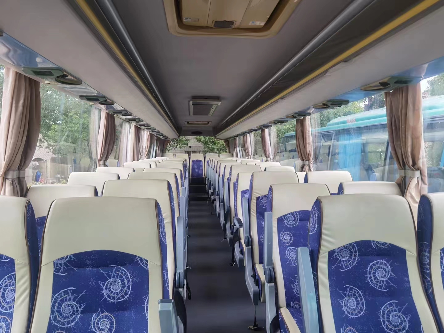 2018 Year 55 Seater Kinglong Xmq6128 Luxury Bus in with Euro 3 Emission Standard