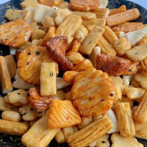 China Crispy Japanese Wasabi Crackers Assorted Biscuits Japanese Baked Rice Crackers factory