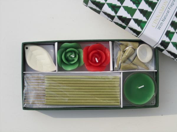 Red & Green Cinnamon chai fragrance scented rose candle & leaf holder packed