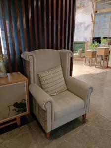 China 930*900*1150mm White Single Sofa Chair Tufted Fabric Recliner Rolled Arm factory