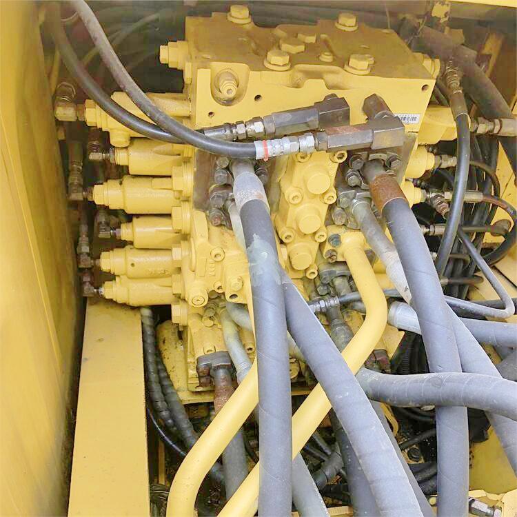 Japan Used Komatsu PC200-8 Excavator Original Hydraulic Valve Cummins Engine Second Hand
