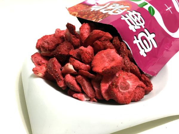 China 2018 Crop Freeze Dried Strawberries slice 5-7 mm No pigment No additives Sugar Free factory