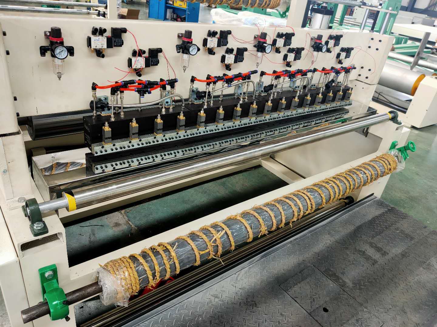 Hot Melt Glue Spray Laminating Machine Ideal for Automotive Interiors and Carbon Fiber