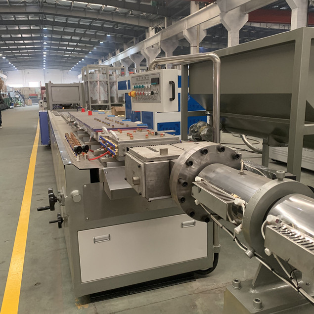 Twin Screw WPC Board Making Machine Energy Saving Horizontal Blade Feeding