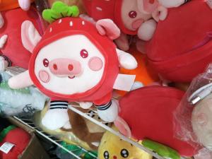 China Plush toys stuffed strawberries pig Christmas holiday gifts cute cartoon animal toys factory