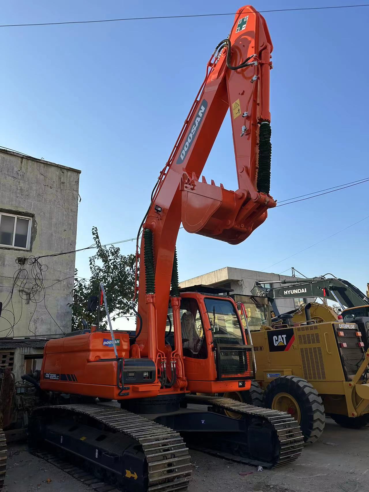 Doosan DX225 Excavator Construction Equipment from Korea with Transport Width 2.80 m
