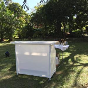 China Wheeled Portable Bar Counter , Lightweight Folding Bar Counter On Grass factory