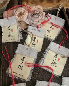 China Custom Garment Hang Tag With Spot UV Paper Hang Tag for Bags Garment Clothing Hang Tag for T Shirt factory