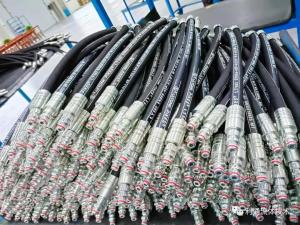 China Pressure Steel Wire Spiral Hydraulic Hose NBR Tube Wide Temperature Range Exceeds SAE Standard factory