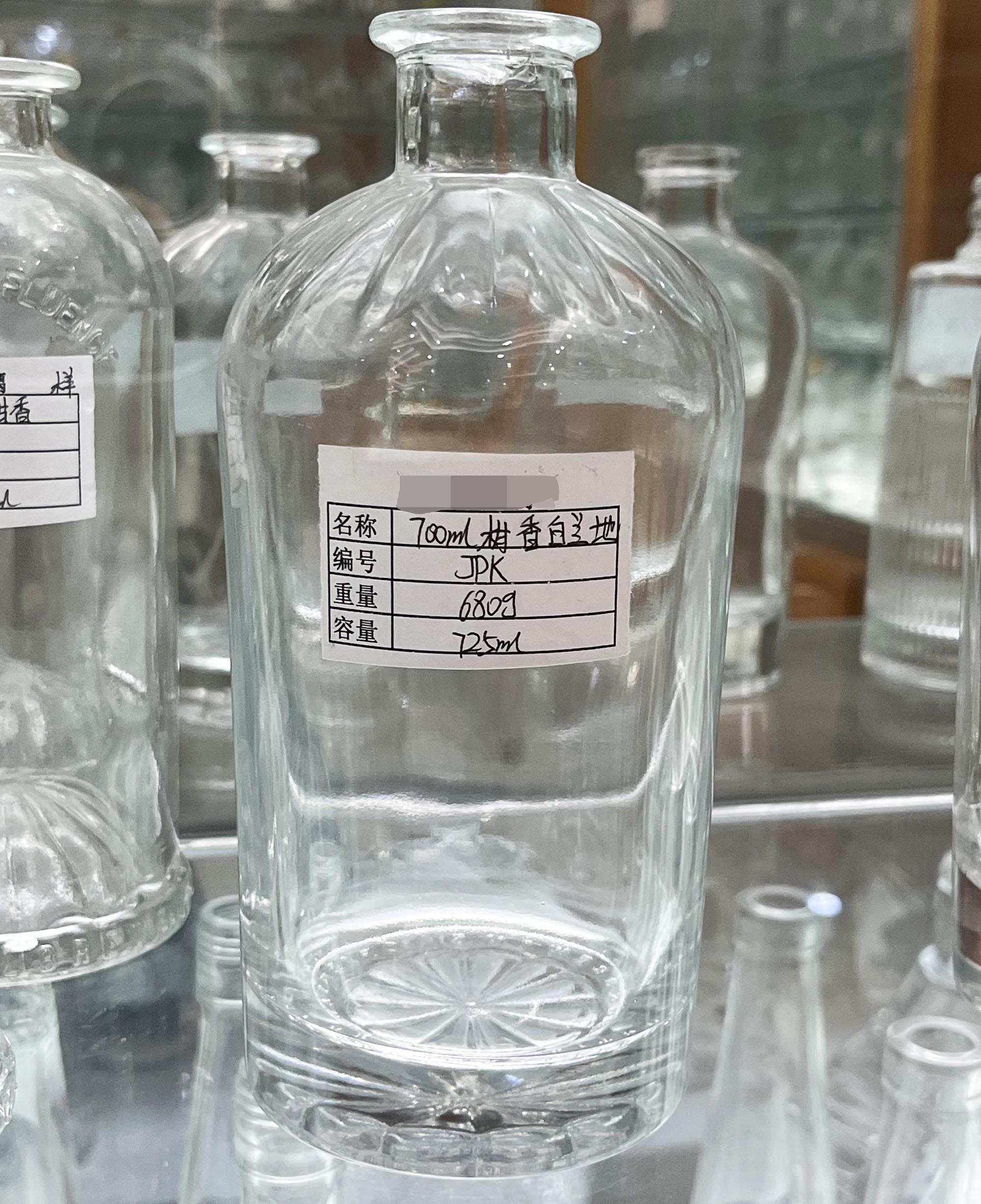 Capacity 200ml/300ml/500ml/750ml/1000ml Glass Bottle with Twelve Zodiac Relief Design