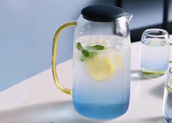 Large Capacity Cold Water Carafe Pot Blue Color With Silicone Cap Wear
