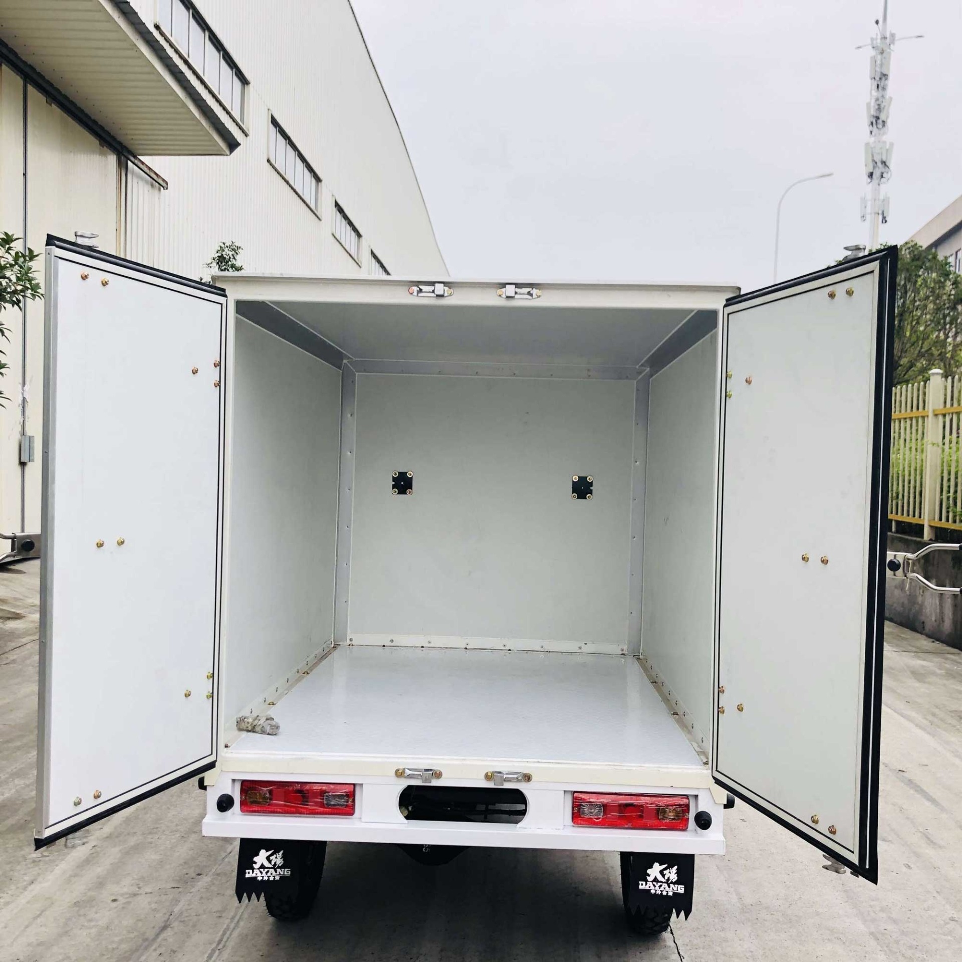 DAYANG Box Cargo Tricycle Longer Five Wheel Design with White Lifan Body and 800W Power