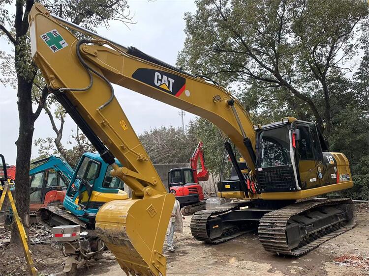 Japan Made Cat320d Crawler Excavator in Original Hydraulic Pump and Less Hours