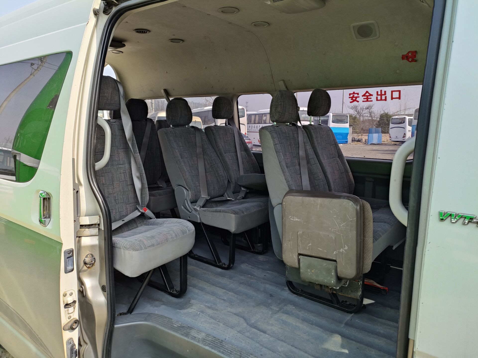 Japanese Used Buses Hiace 13 - 15seater Gasoline Engine Left Steering Toyota Brand
