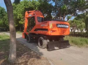 China Easy Maintenance DH210 Wheeled Used Doosan Excavator 21 Ton Digger factory