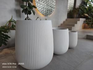 China Smooth Surface Fiberclay Planter For Customed Plant Display Options factory