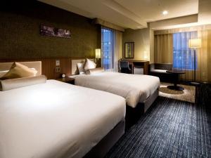 China Palau new hotel decoration fit out furniture of bedroom set with desk table unit and fabric chaise lounge sofa factory
