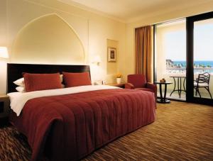 China Modern King Size Bedroom Hotel Furniture Set Luxury In MDF With Cherry Wood Veneer Finish factory