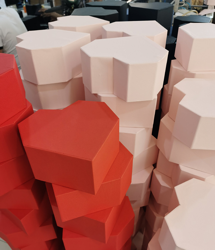 Custom cardboard packaging box wholesale valentines day gift heart shaped gift box with ribbon