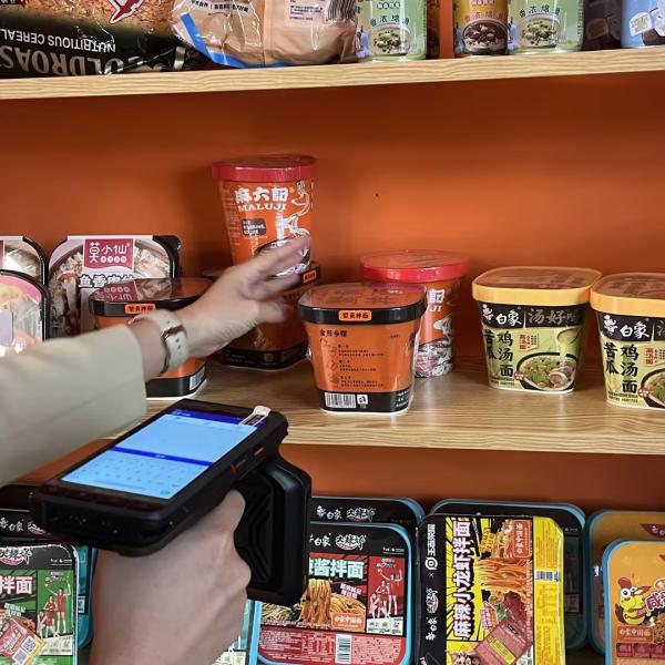 China 5.5-Inch HD Screen UHF RFID Reader Octa Core Processor factory