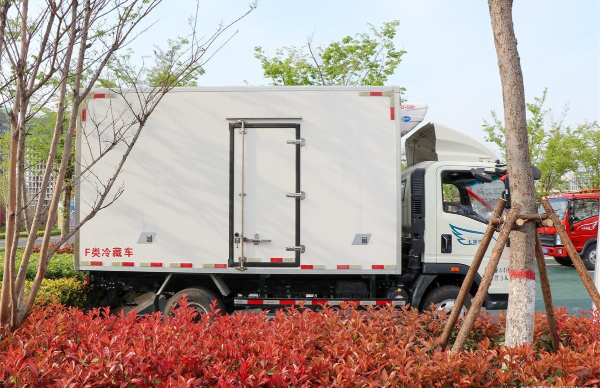SINOTRUK HOWO Titans 170 Horsepower 4X2 4m Refrigerated Truck (National One to Six)