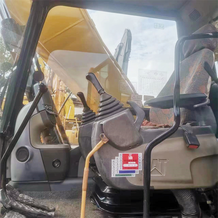 20 Ton Hydraulic Used Caterpillar 320D2 Excavator with 1.0 m3 Bucket Capacity in Japan