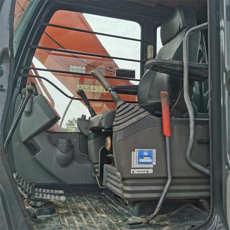 Used Hitachi ZX240 Excavator in Shanghai Made in Japan with Original Hydraulic Valve