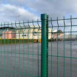 China 2D Or 3D Curvy Welded Mesh Fence For Airports And Sports Fields factory
