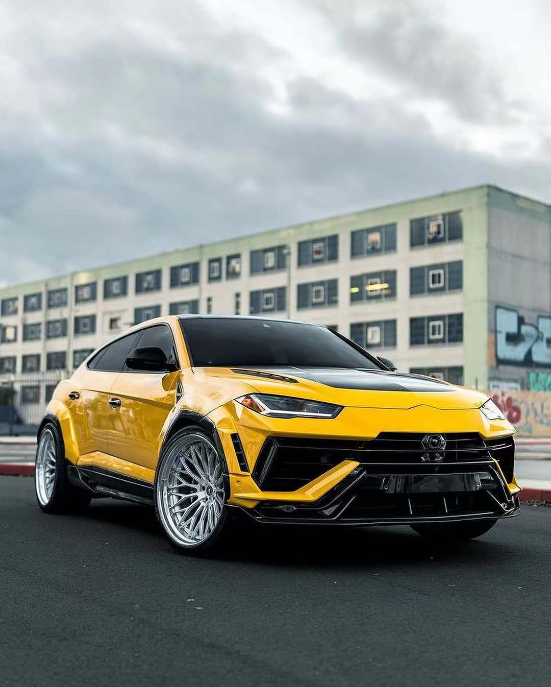 Black Lamborghini Body URUS Upgraded 1016 Hood Spoiler Wide Body Kit