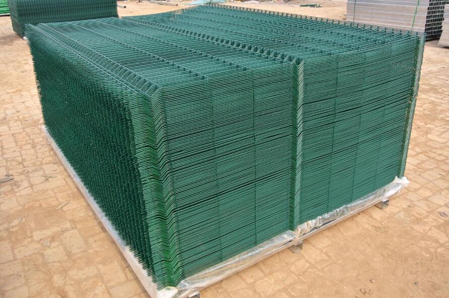 curved mesh fence