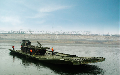 China Tracked Load 72t Temporary Bridge Power Military Floating Bridge factory