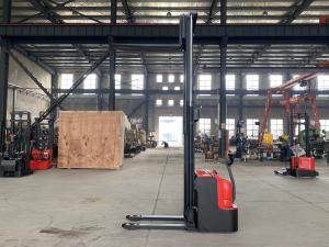 China Non Standard Electric Pallet Stacker 2000 KG Pallet Stacking Truck factory
