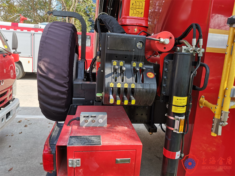 8m Radius Fire Service Emergency Rescue Vehicle with 5.5 Meters Lifting Crane