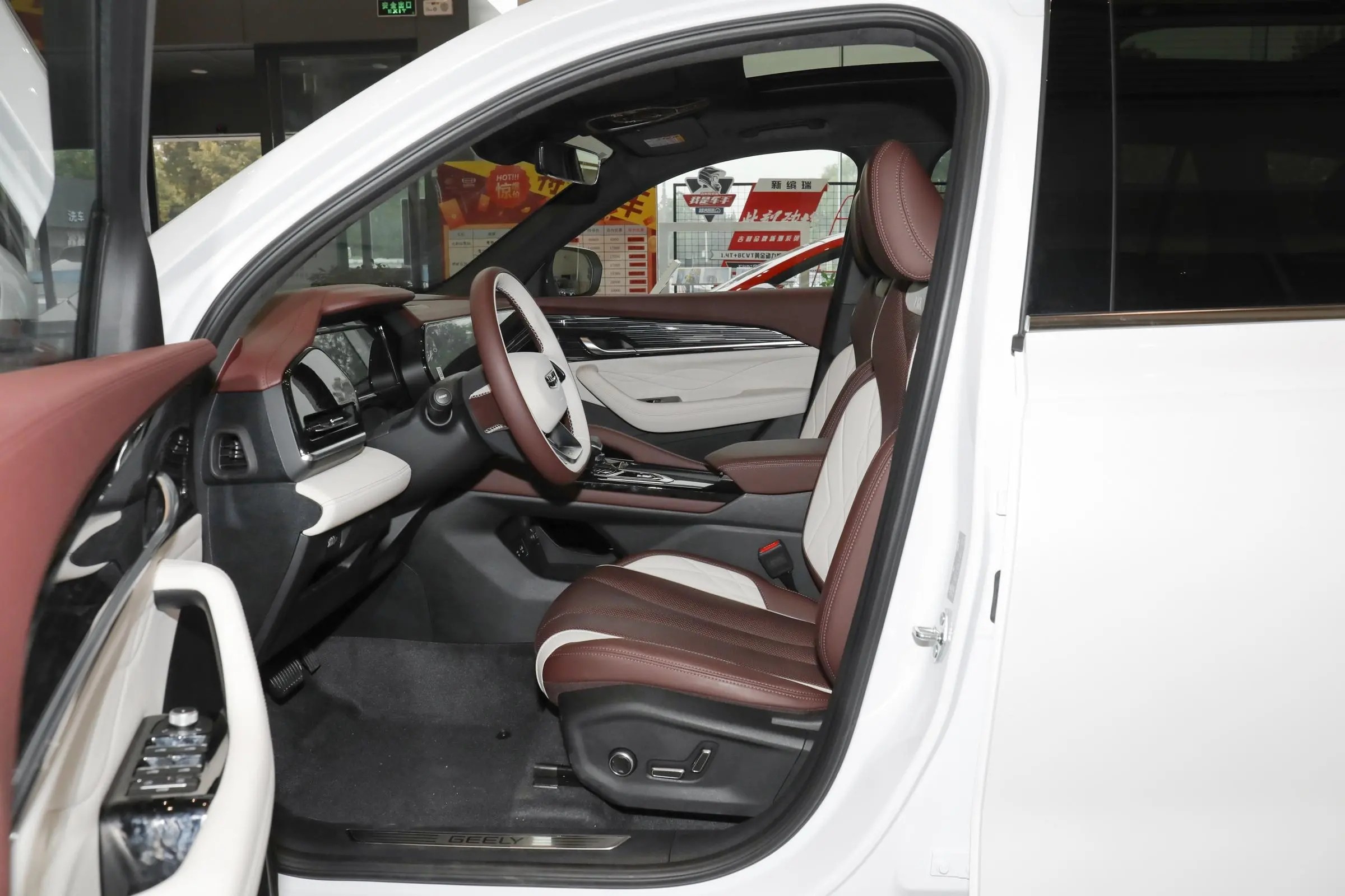 Chinese Car Geely SUV 4*4 Drive Mode 5 Seats Left Hand Drive Air Conditioner