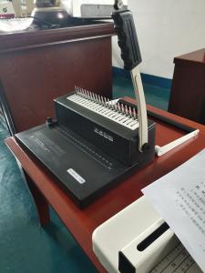 China Small Comb Binding Machine With Two Kinds Hand Shank factory