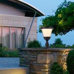 China Outdoor Solar Fence Main Gate Pillar 3.2V LED Post Lights Garden Decor factory