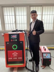 China Non Contact Type Handheld Laser Cleaning Machine 100W 200W 300W factory