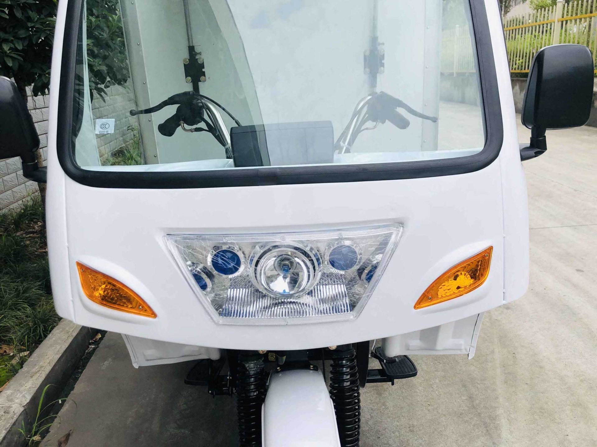 DAYANG Box Cargo Tricycle Longer Five Wheel Design with White Lifan Body and 800W Power