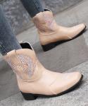 Western Cowgirl Latest Fashion Trends with Women's Leather Boots and Fashionable