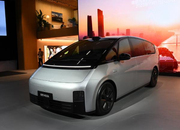 Competitive Automobile Factory 2WD Lixiang Mega Electric Vehicle MPV Auto Pure